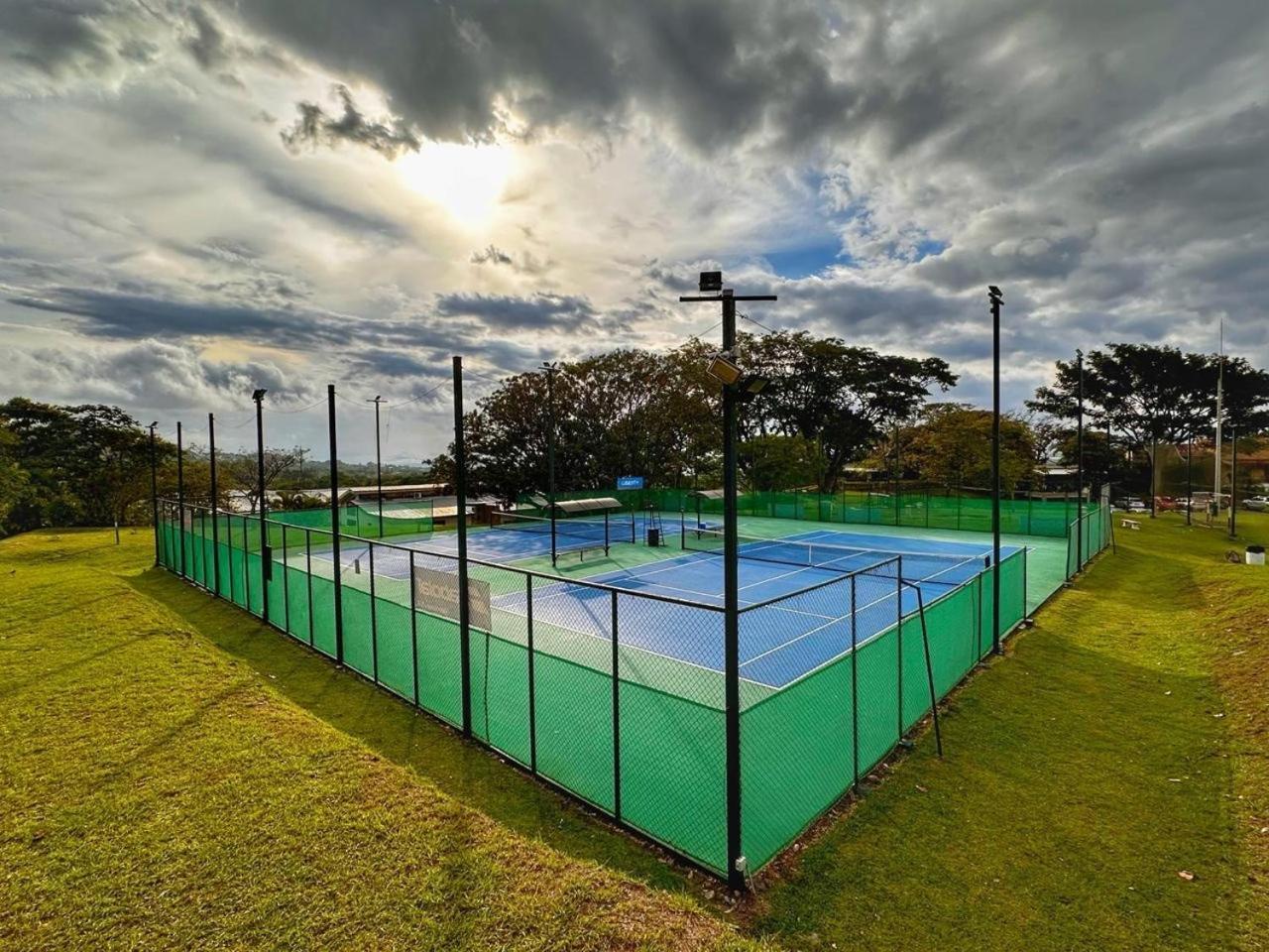 Cr Mariposa Rentals Comfortable Penthouse, Ac, Pool, Gym, Tennis 산타 아나 외부 사진